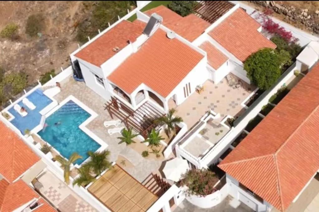 Gezellige Villa Met Prachtig Zicht En Zwembad อาโรนา ภายนอก รูปภาพ